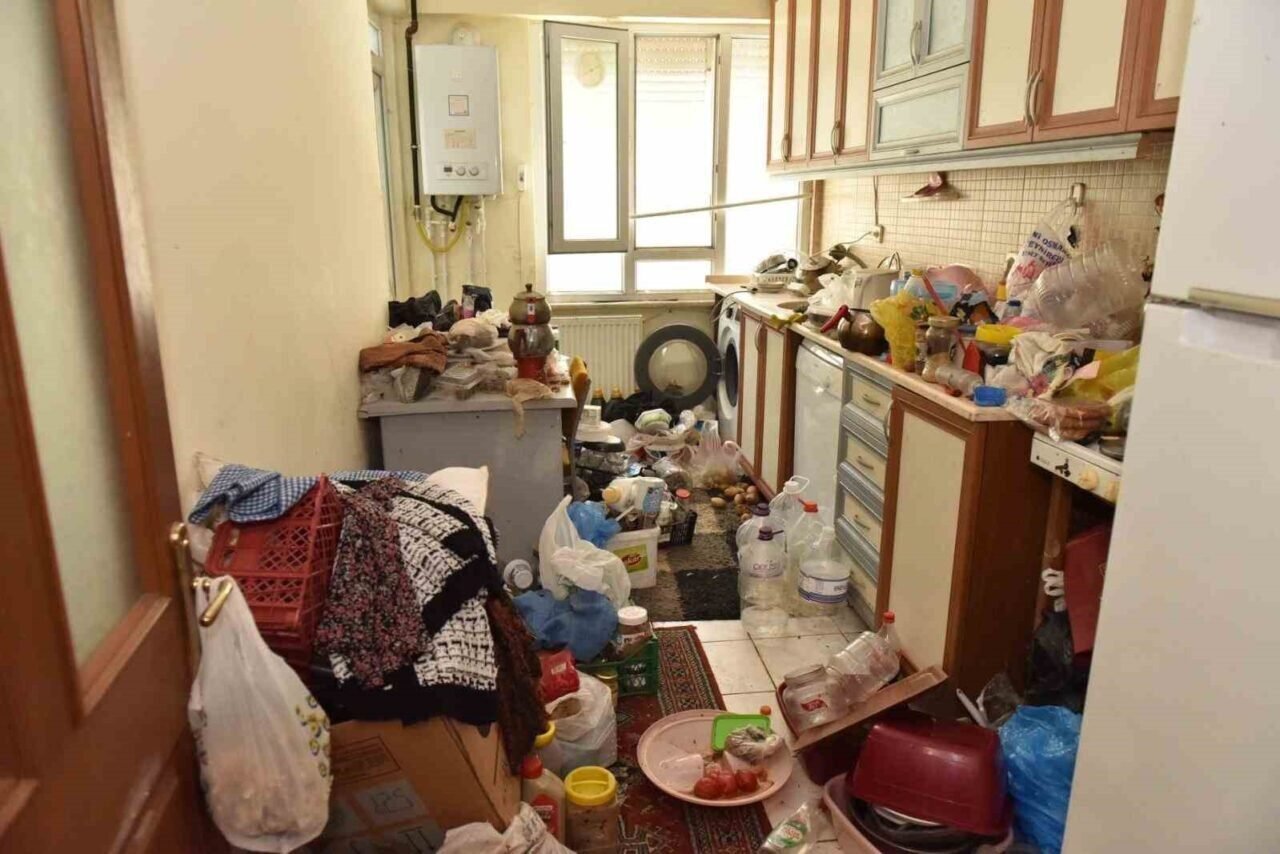 Kepez’de çöp apartman operasyonunda 20 kamyon çöp tahliye edildi