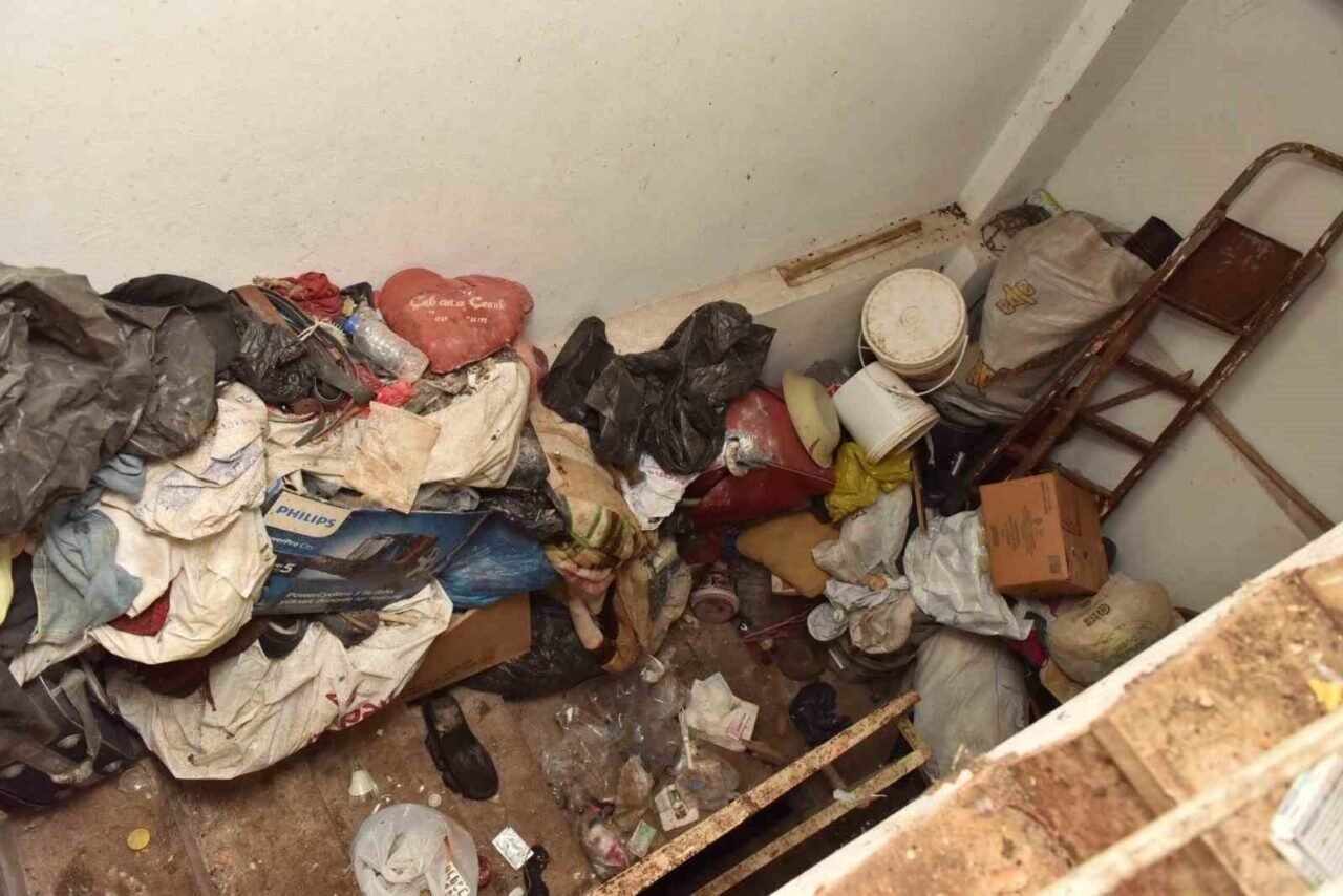 Kepez’de çöp apartman operasyonunda 20 kamyon çöp tahliye edildi