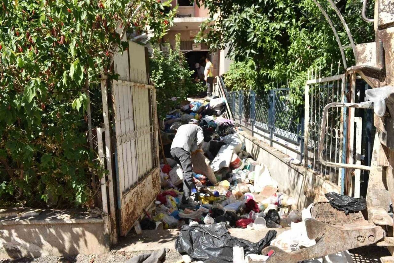 Kepez’de çöp apartman operasyonunda 20 kamyon çöp tahliye edildi