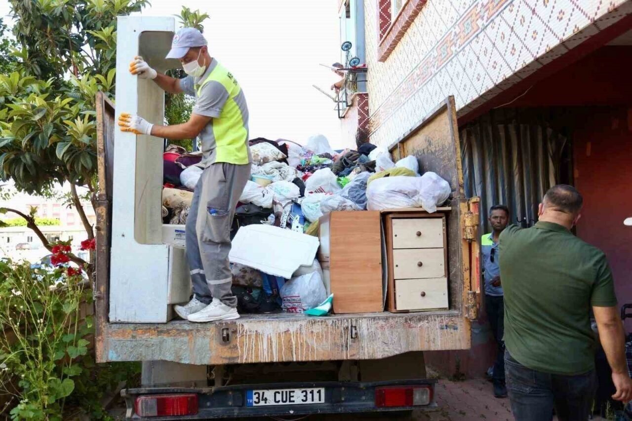 Kepez’de çöp ev operasyonunda 2 ayrı evden 8 kamyon dolusu çöp çıktı