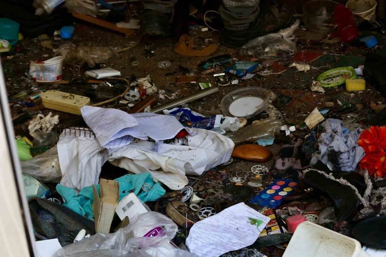 Kepez’de çöp ev operasyonunda 2 ayrı evden 8 kamyon dolusu çöp çıktı