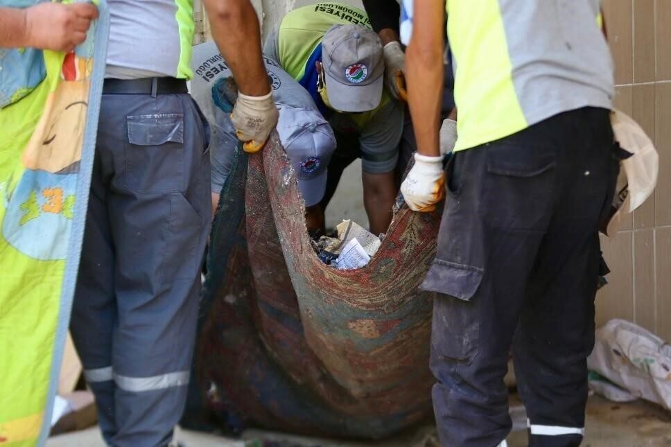 Kepez’de çöp ev operasyonunda 2 ayrı evden 8 kamyon dolusu çöp çıktı