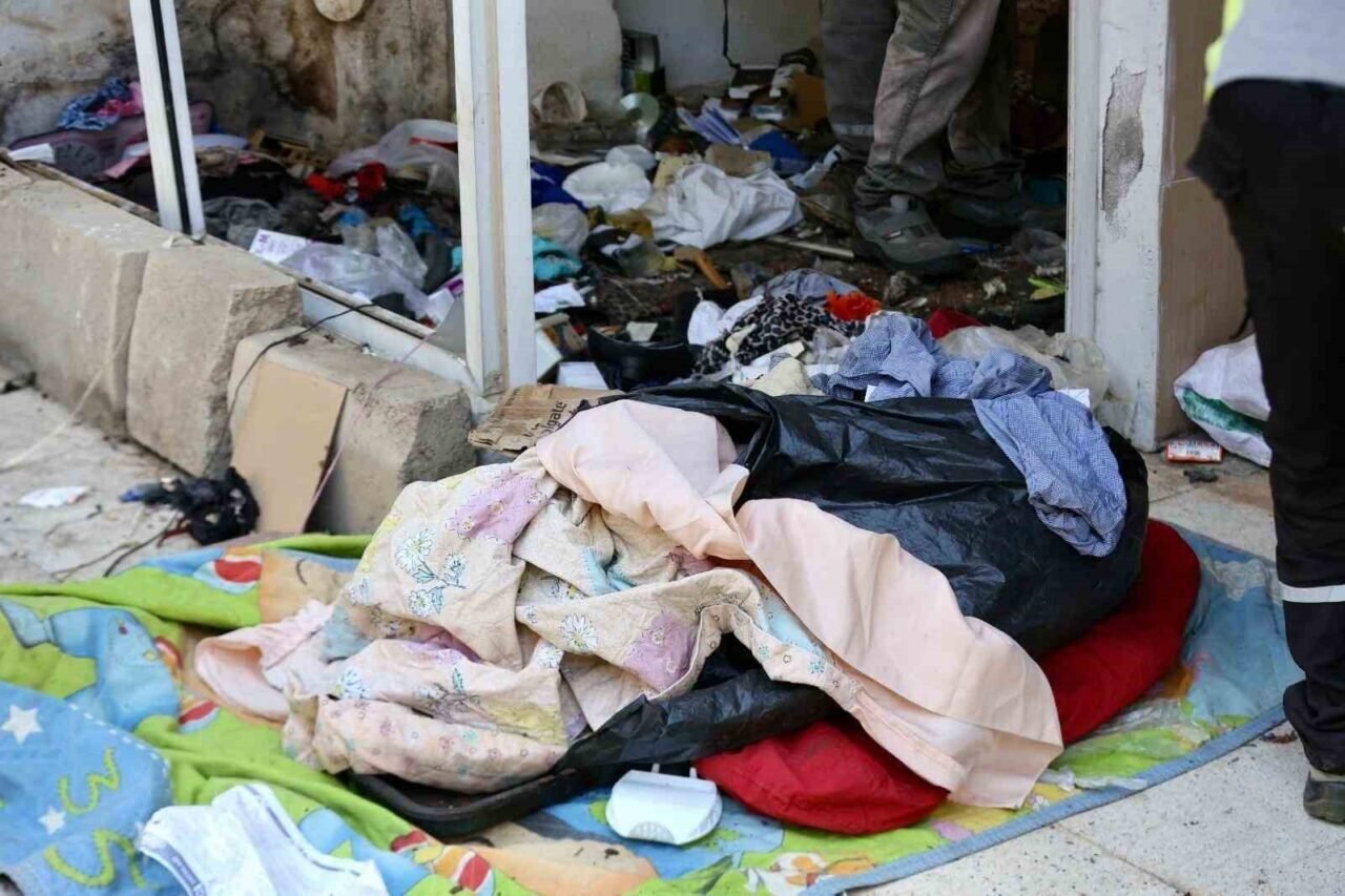 Kepez’de çöp ev operasyonunda 2 ayrı evden 8 kamyon dolusu çöp çıktı