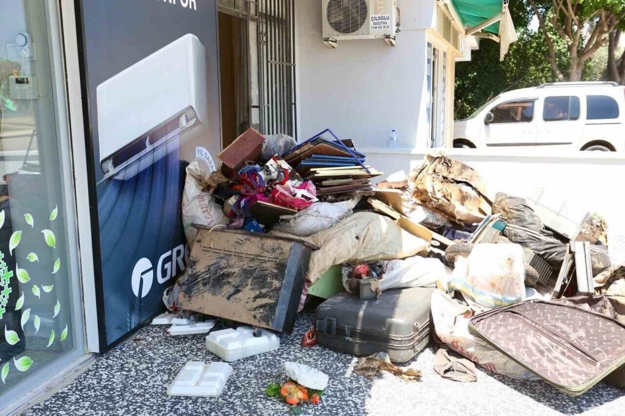 Kepez’de çöp ev operasyonunda 2 ayrı evden 8 kamyon dolusu çöp çıktı