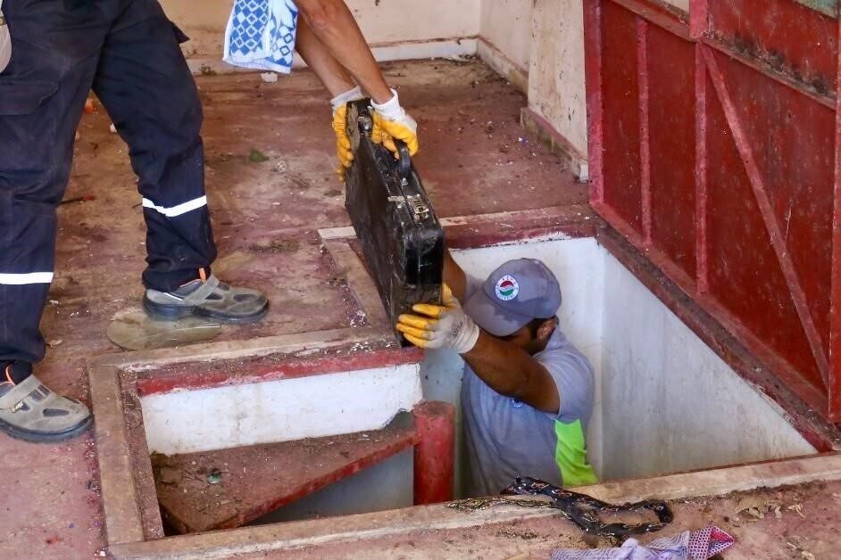 Kepez’de çöp ev operasyonunda 2 ayrı evden 8 kamyon dolusu çöp çıktı