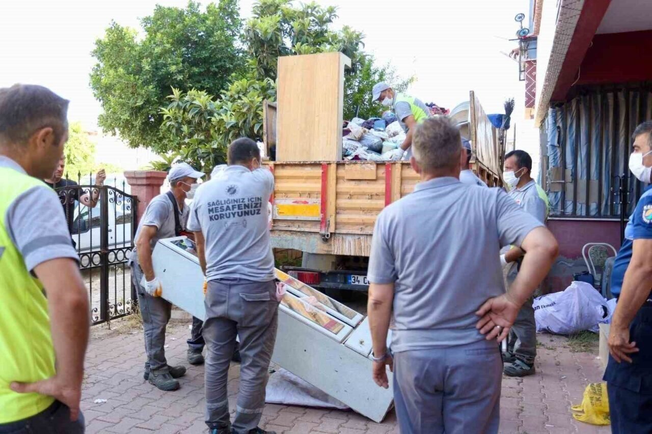 Kepez’de çöp ev operasyonunda 2 ayrı evden 8 kamyon dolusu çöp çıktı