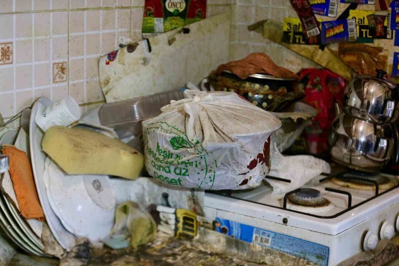Kepez’de çöp ev operasyonunda 2 ayrı evden 8 kamyon dolusu çöp çıktı