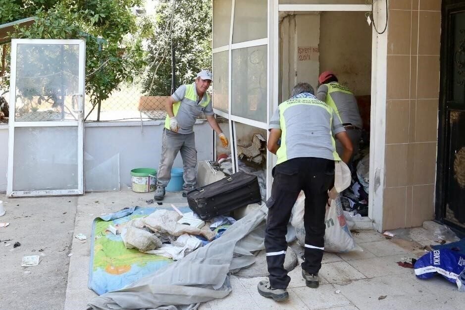 Kepez’de çöp ev operasyonunda 2 ayrı evden 8 kamyon dolusu çöp çıktı