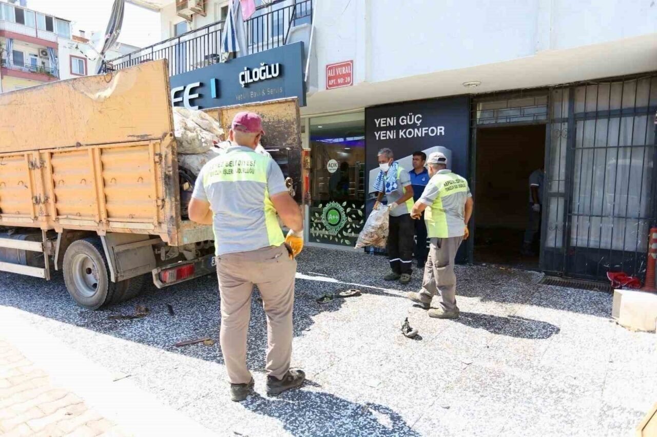Kepez’de çöp ev operasyonunda 2 ayrı evden 8 kamyon dolusu çöp çıktı