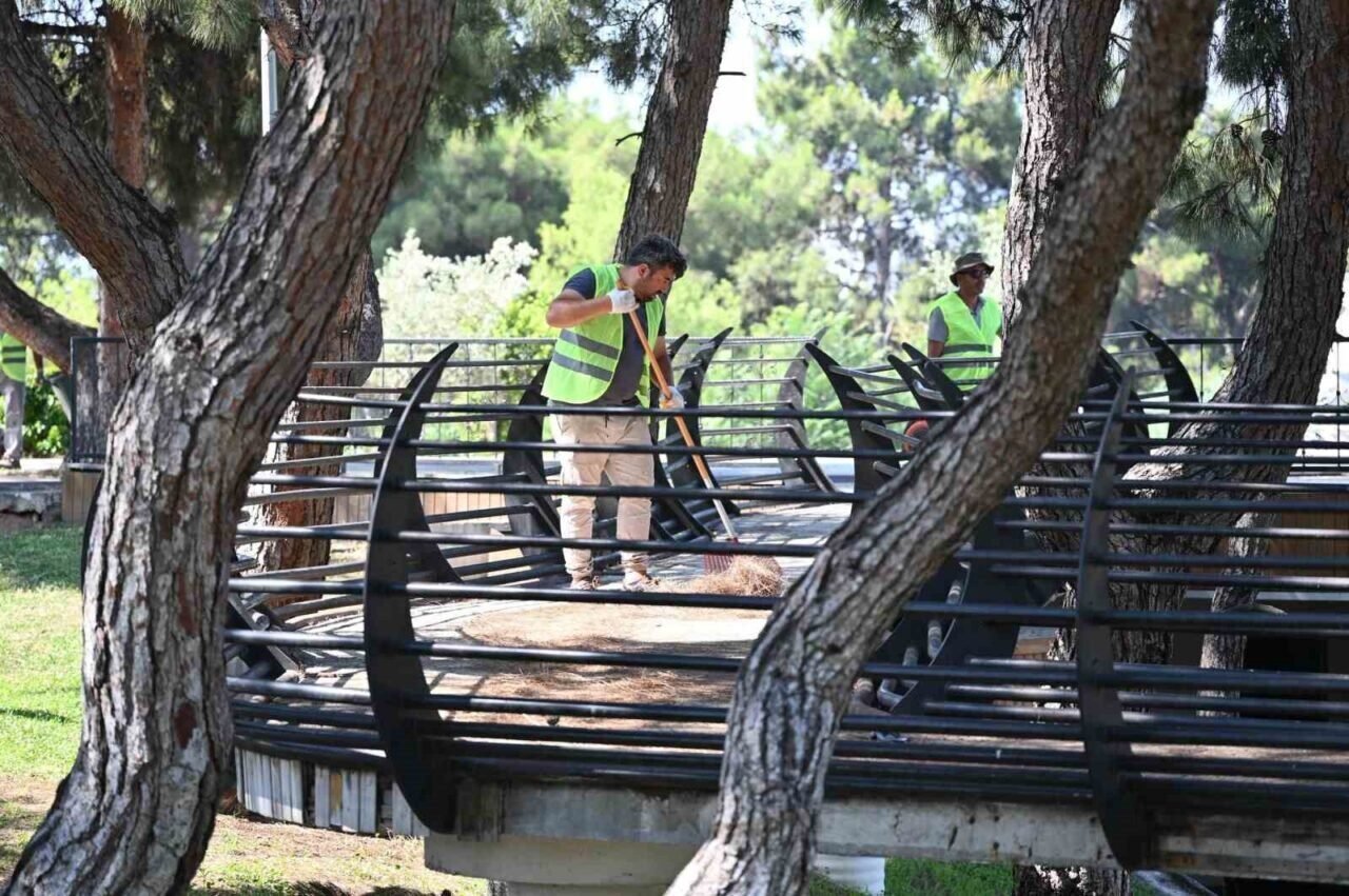 Kepez’de Tek Sarnıç Parkı’nda temizlik seferberliği