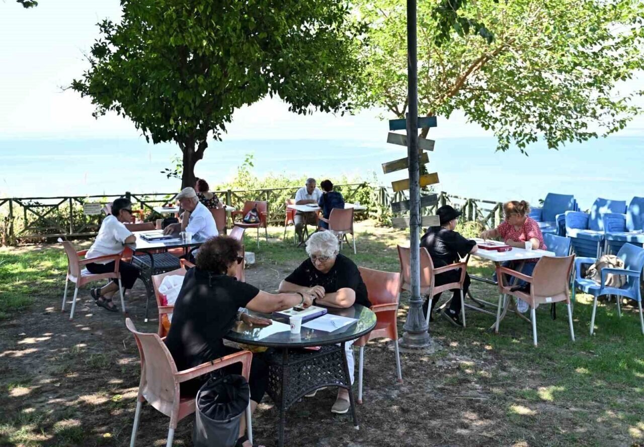 Kıdemli kent sakinleri mangalada kapıştı