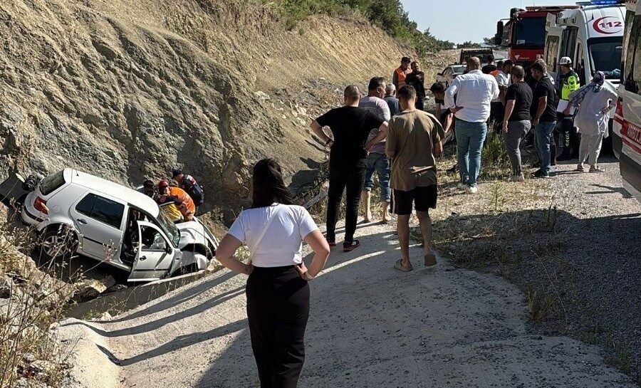 Manisa’nın Akhisar ilçesinde sürücüsünün direksiyon hakimiyetini kaybettiği otomobil menfeze savruldu.