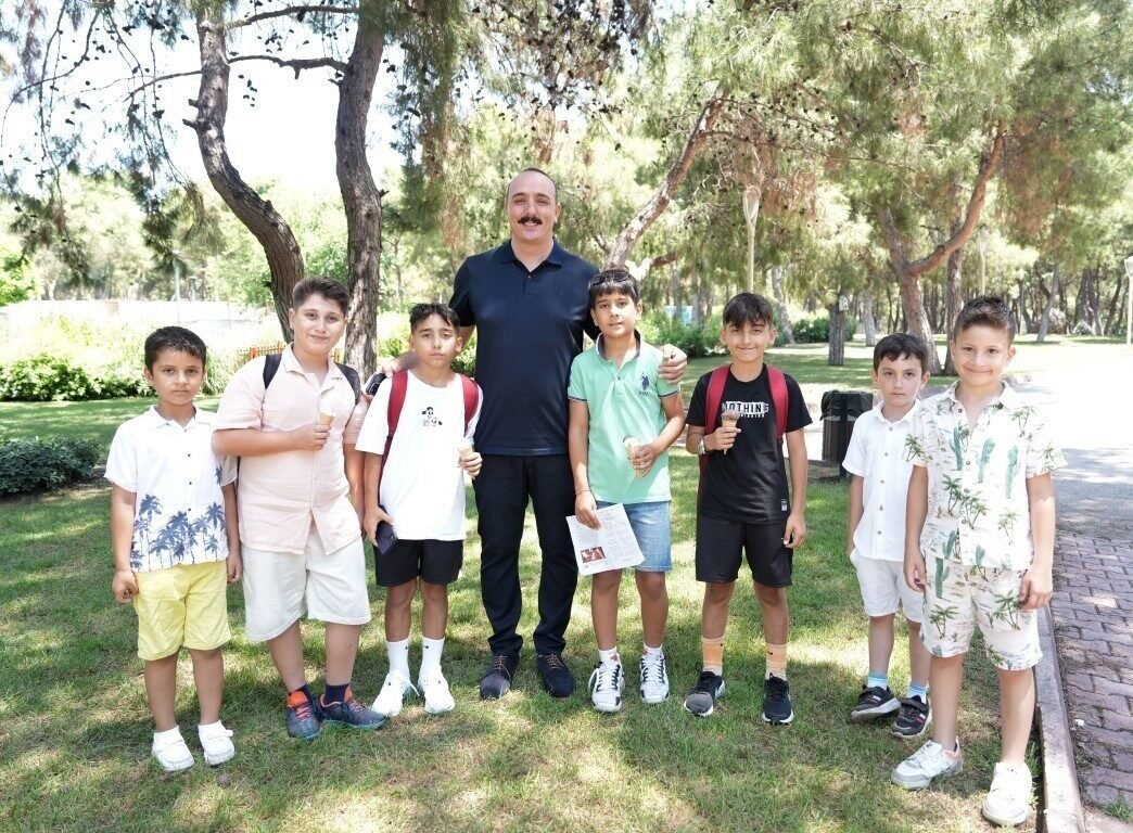 Kotan’dan çocuklara karne hediyesi dondurma ikramı