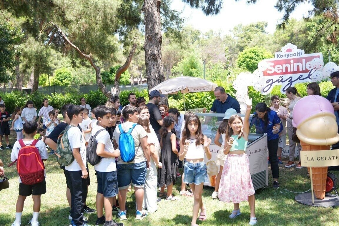 Kotan’dan çocuklara karne hediyesi dondurma ikramı