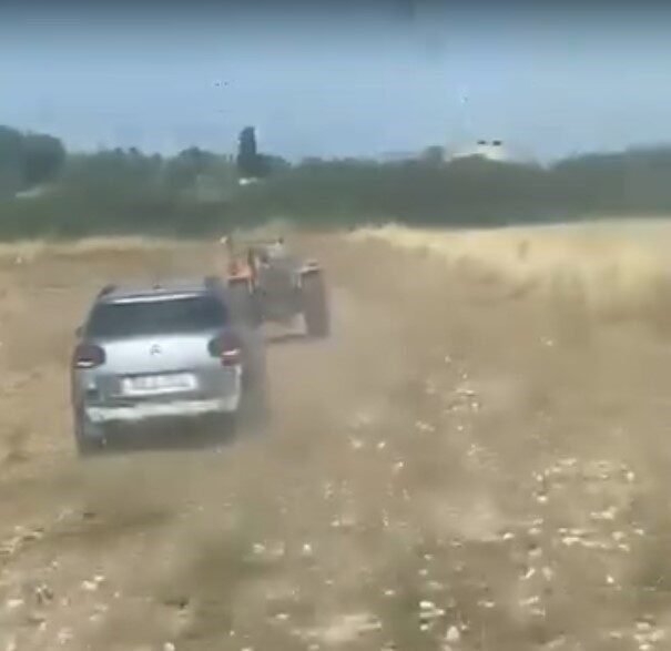 Aydın’ın Didim ilçesinde kendisine çarpan traktörü dakikalarca takip eden otomobil