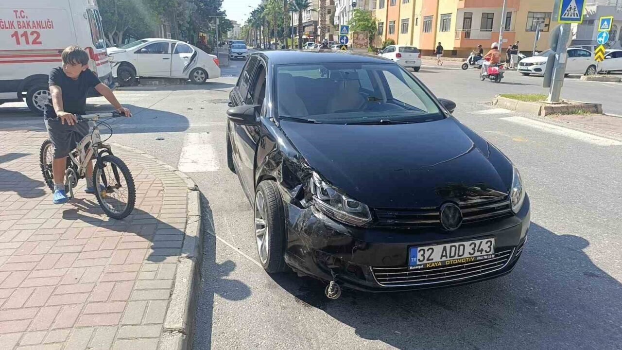 Küçük kızı, kazada hafif yaralanan annesinden ayrılmak istemedi