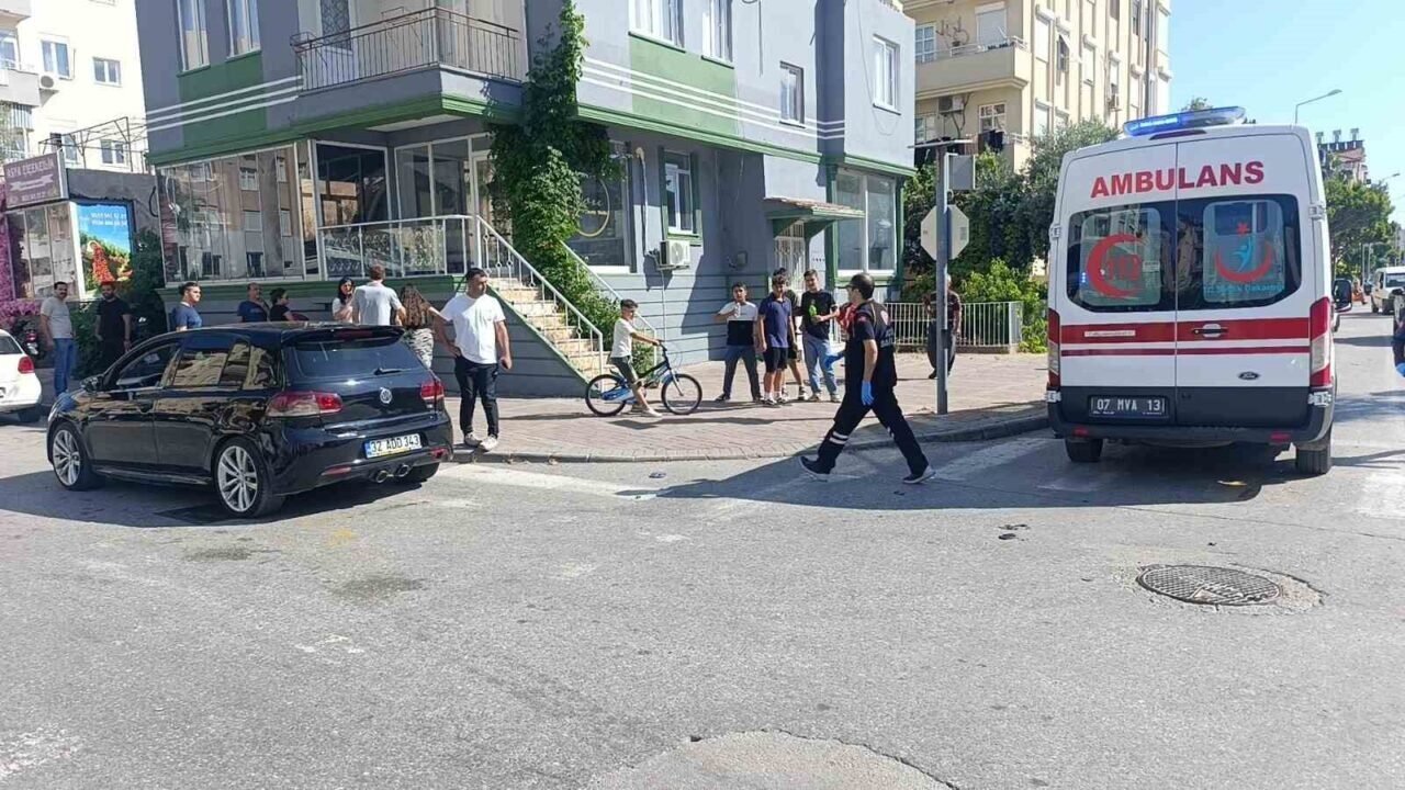 Küçük kızı, kazada hafif yaralanan annesinden ayrılmak istemedi