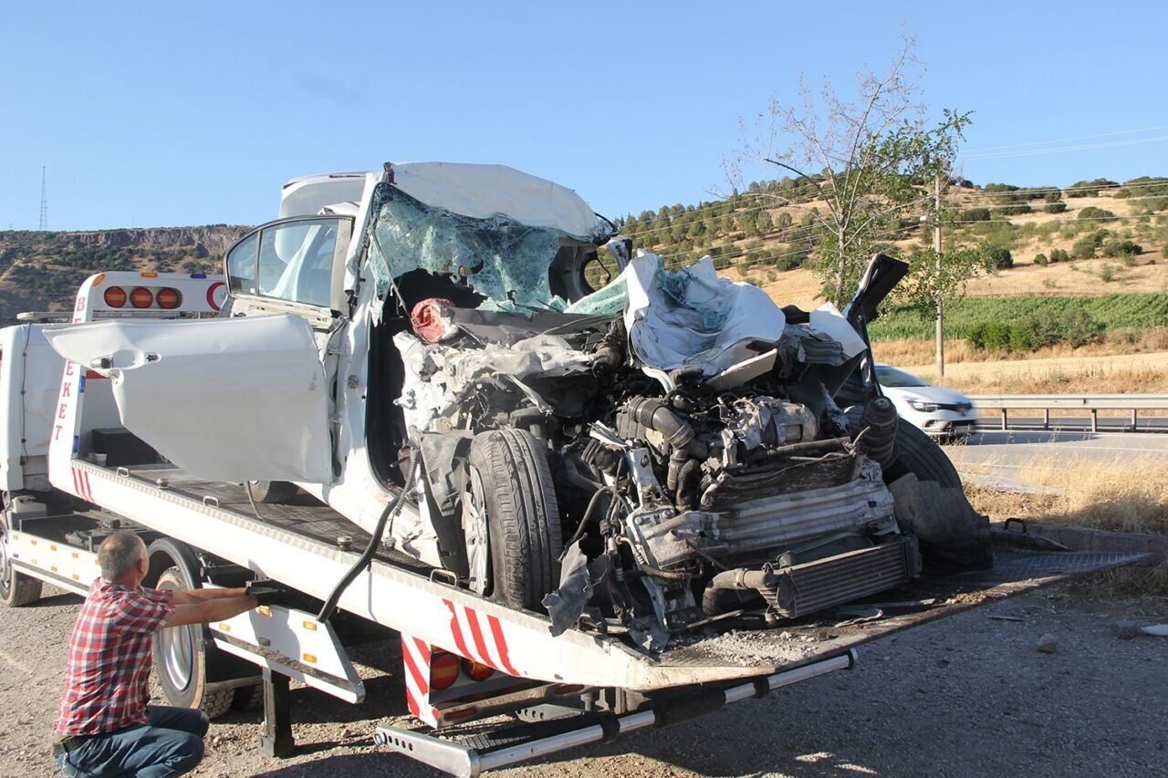 Kula’da feci kaza: Baba ve 3 çocuğu hayatını kaybetti