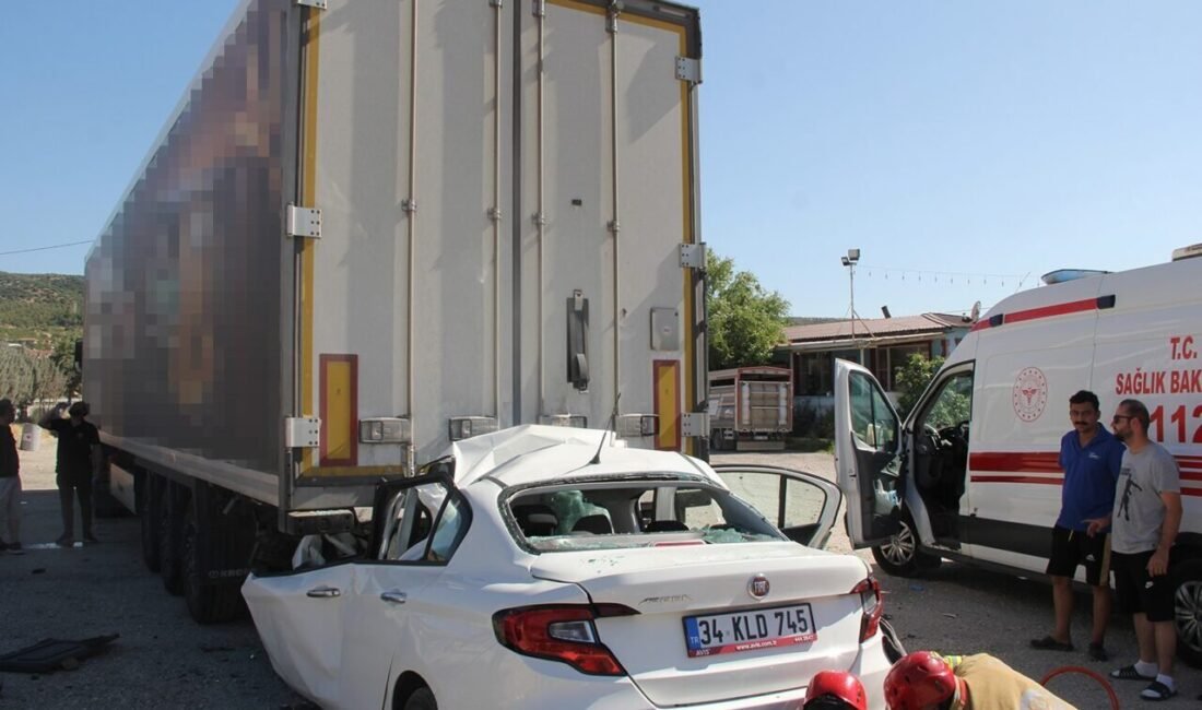 Manisa’nın Kula ilçesinde seyir halindeki otomobil, yol kenarında park halindeki