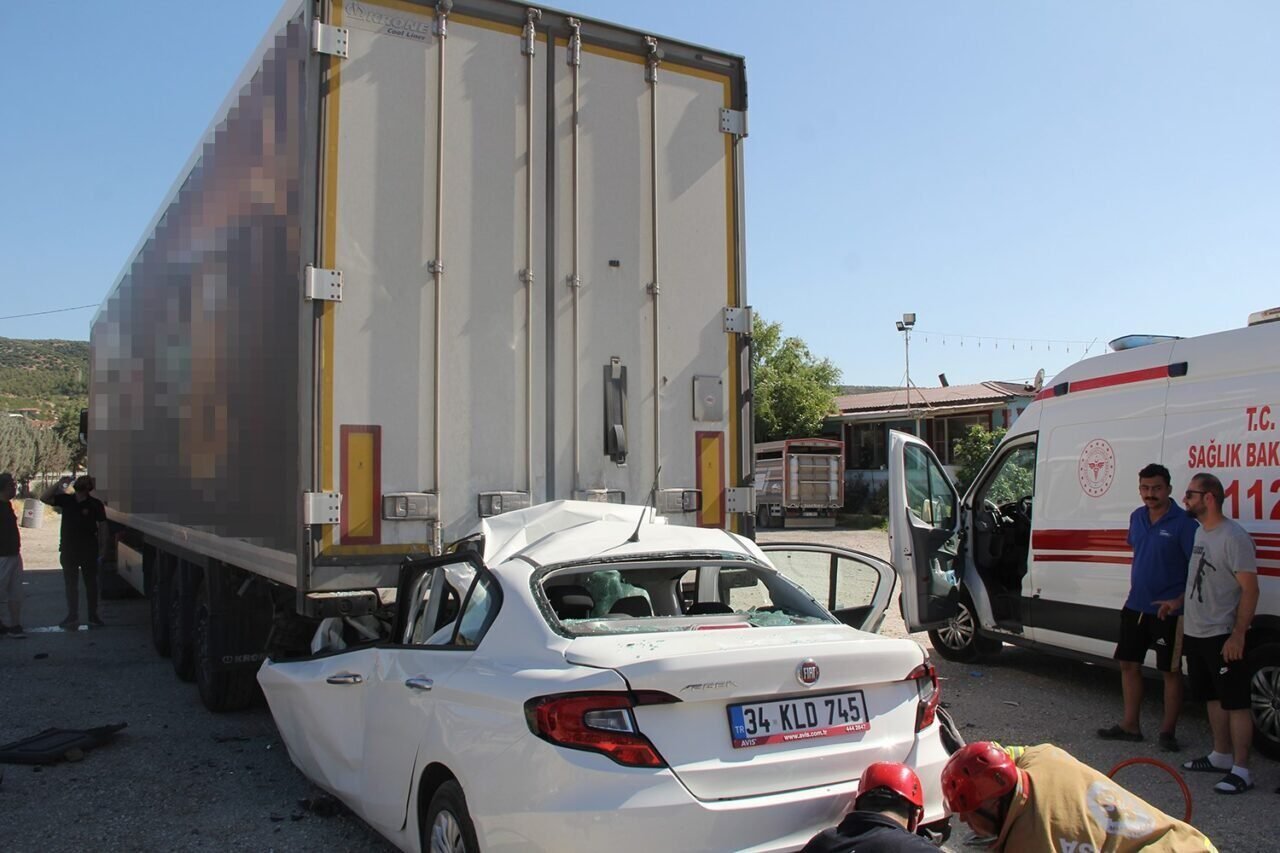 Kula’da feci kaza: Baba ve 3 çocuğu hayatını kaybetti Kula’da feci kaza: Baba ve 3 çocuğu hayatını kaybetti