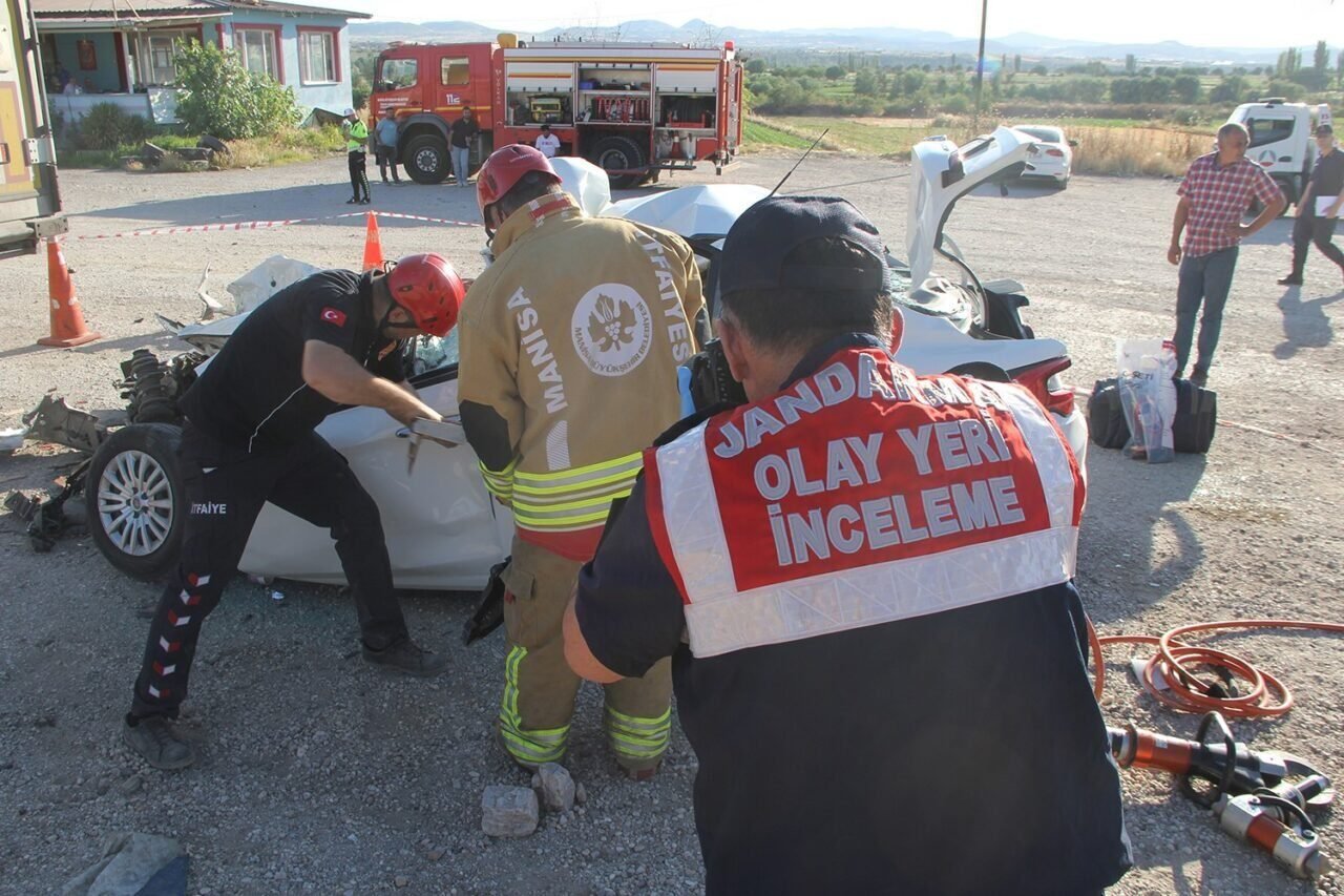 Kula’da feci kaza: Baba ve 3 çocuğu hayatını kaybetti