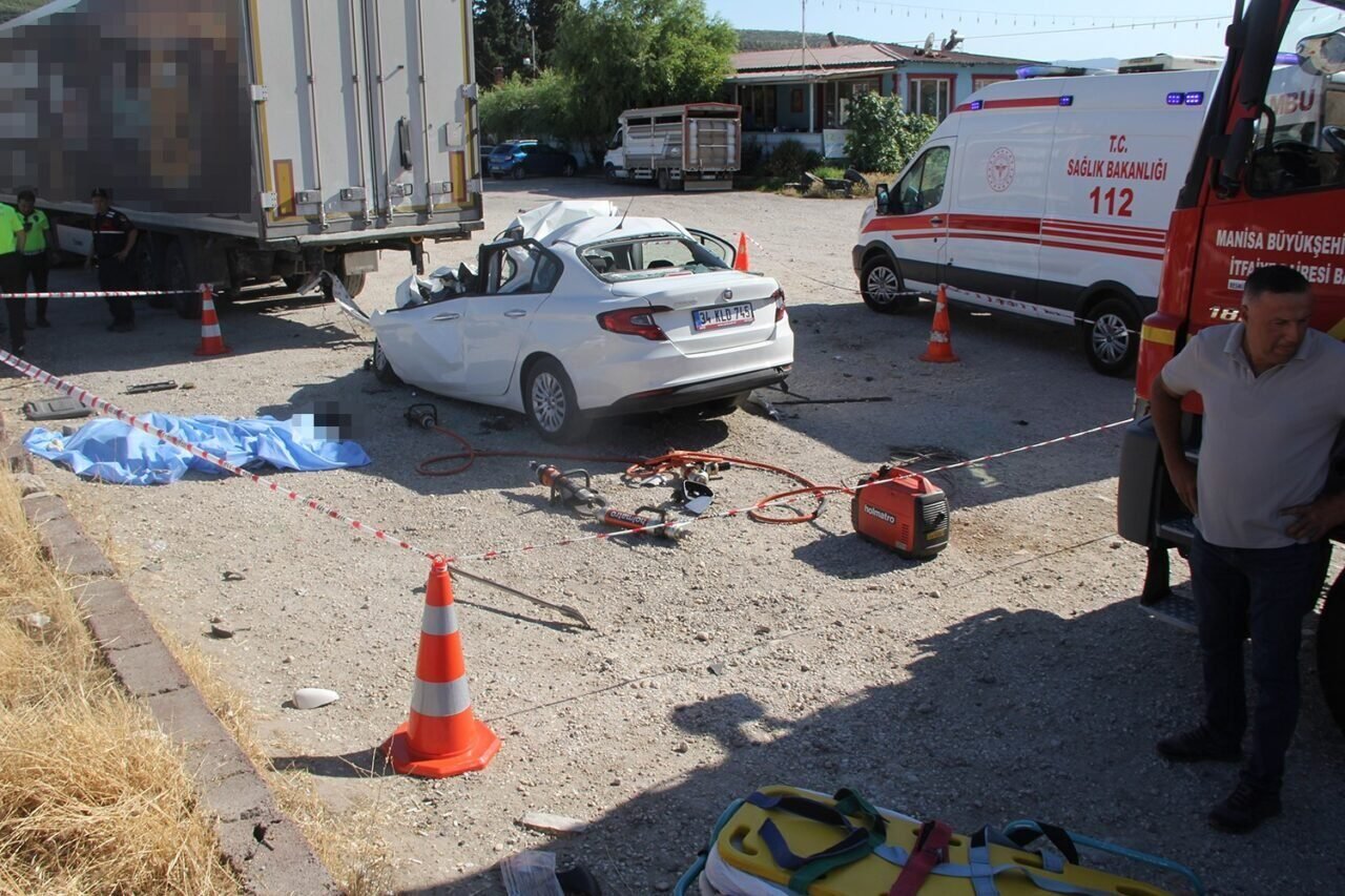 Kula’da feci kaza: Baba ve 3 çocuğu hayatını kaybetti