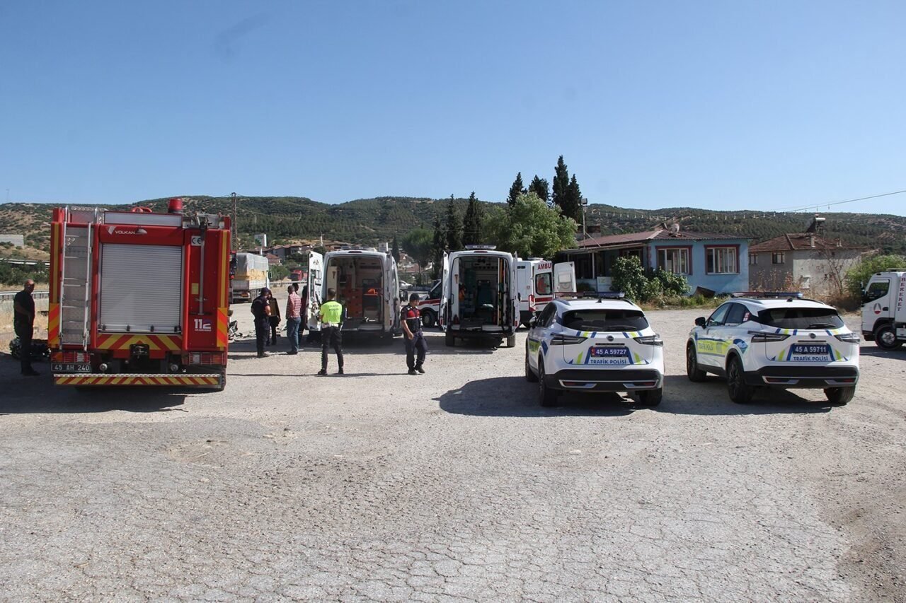 Kula’da feci kaza: Baba ve 3 çocuğu hayatını kaybetti