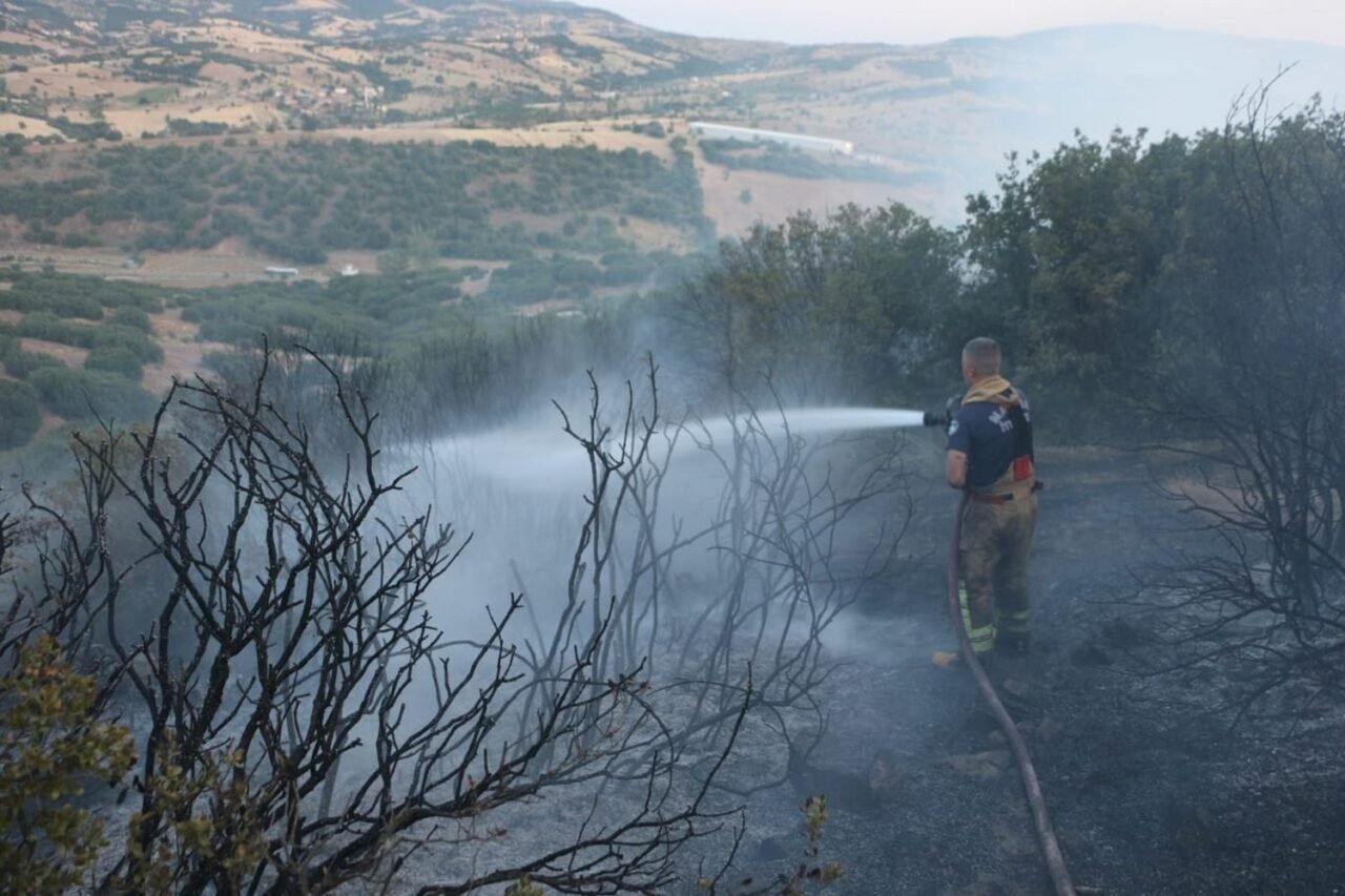 Kula’da makilik alanda çıkan yangın kontrol altına alındı