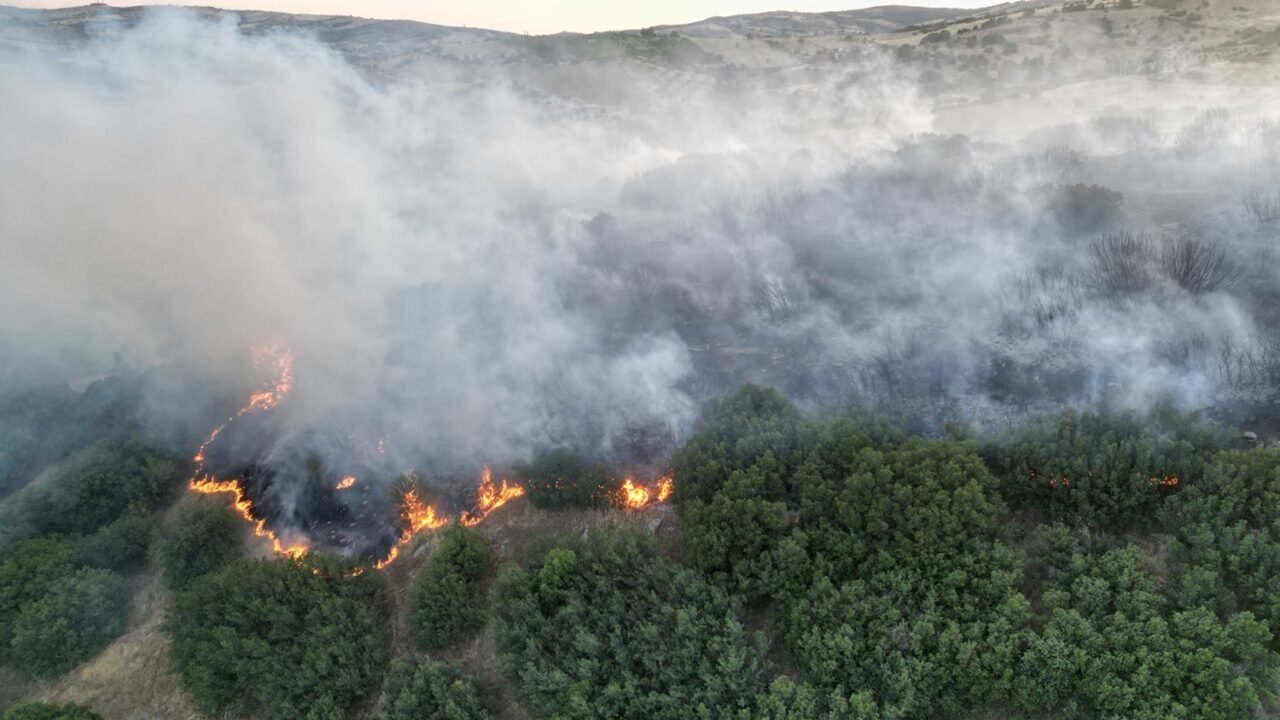 Kula’da makilik alanda çıkan yangın kontrol altına alındı