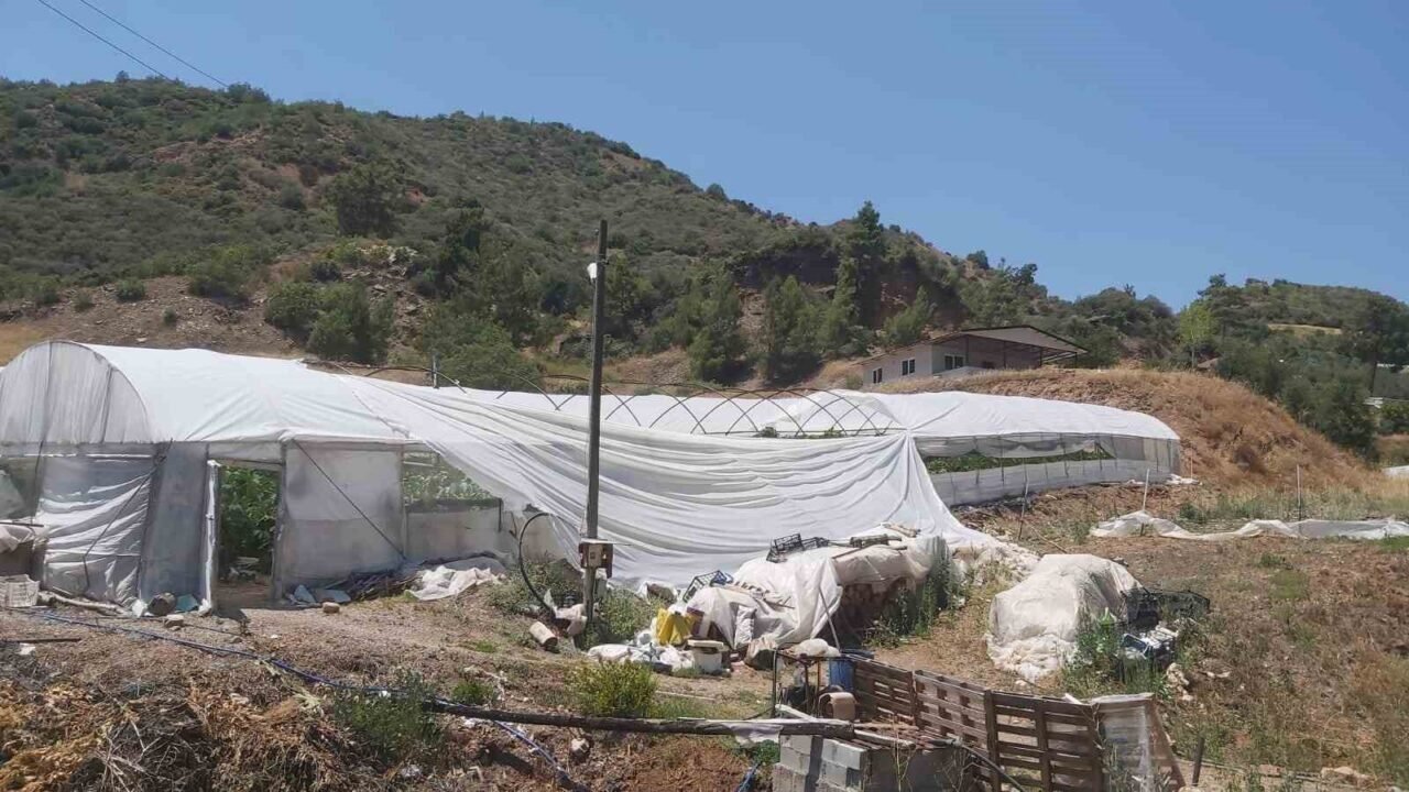 Kumluca’da aniden başlayan hortum seralara zarar verdi Kumluca’da aniden başlayan hortum seralara zarar verdi