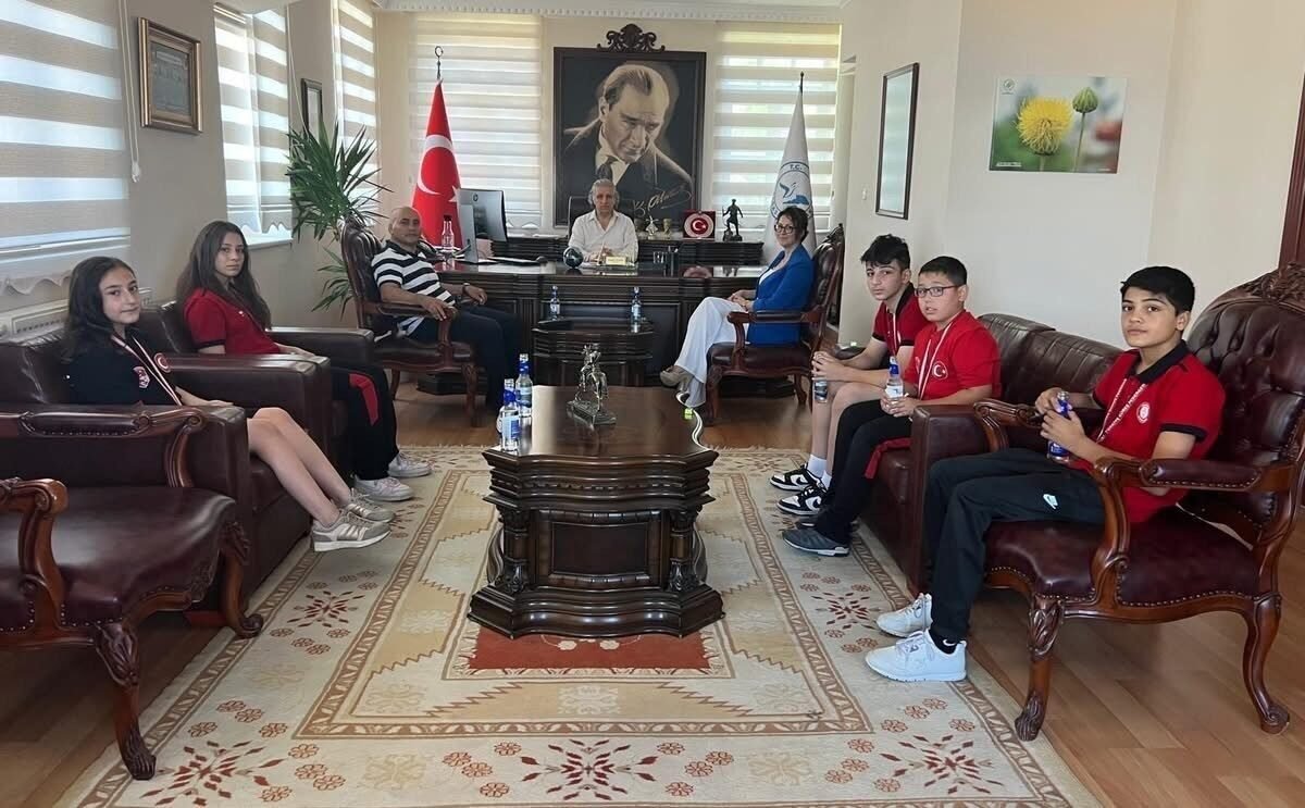 Kuşadası’nda başarılı sporcular Kaymakam Keklik ile görüştü