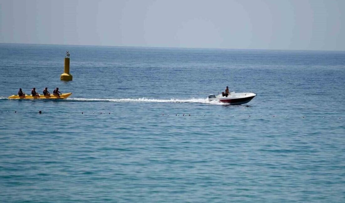 Aydın’ın Kuşadası ilçesinde sıcaktan bunalan yerli ve yabancı turistler plajlara