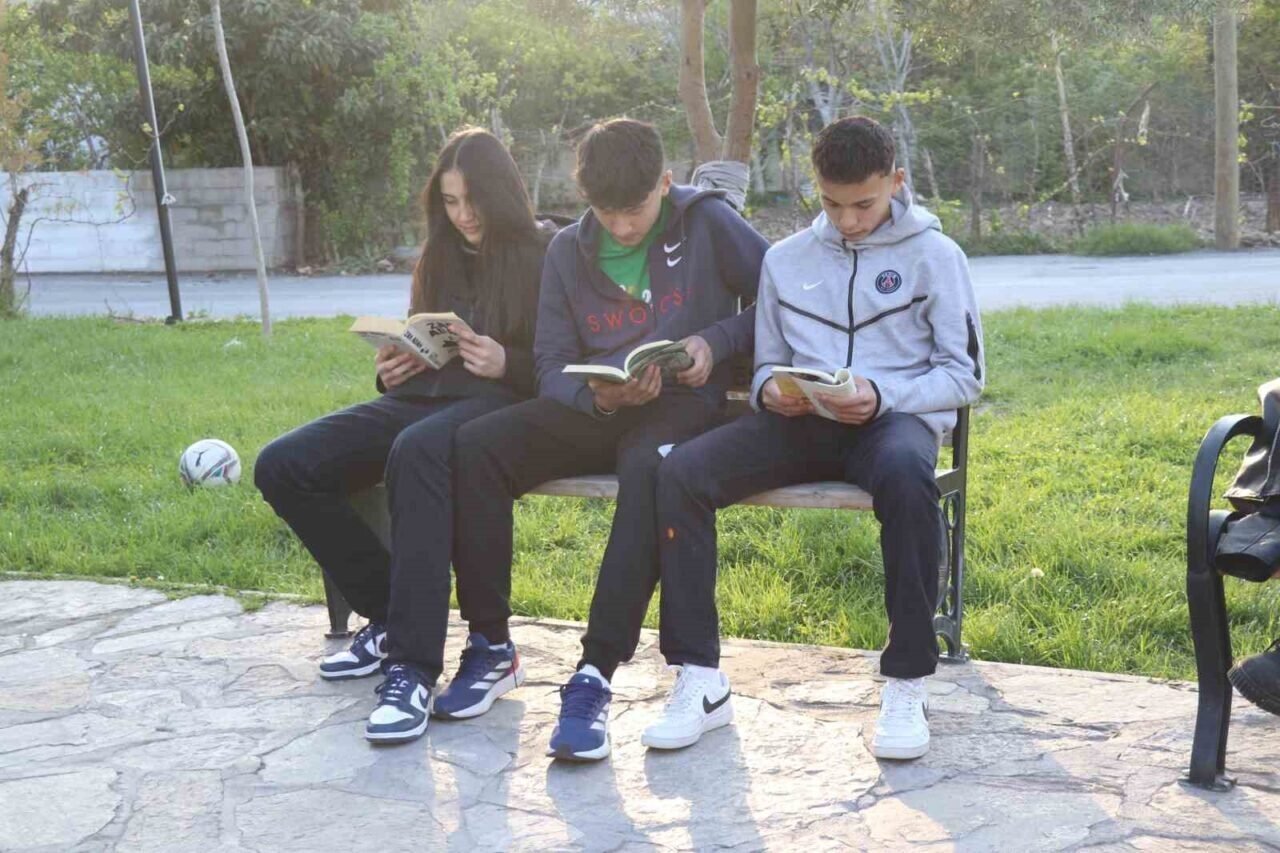 Mahalleli kitap okusun diye muhtarlığı kütüphaneye çevirdi