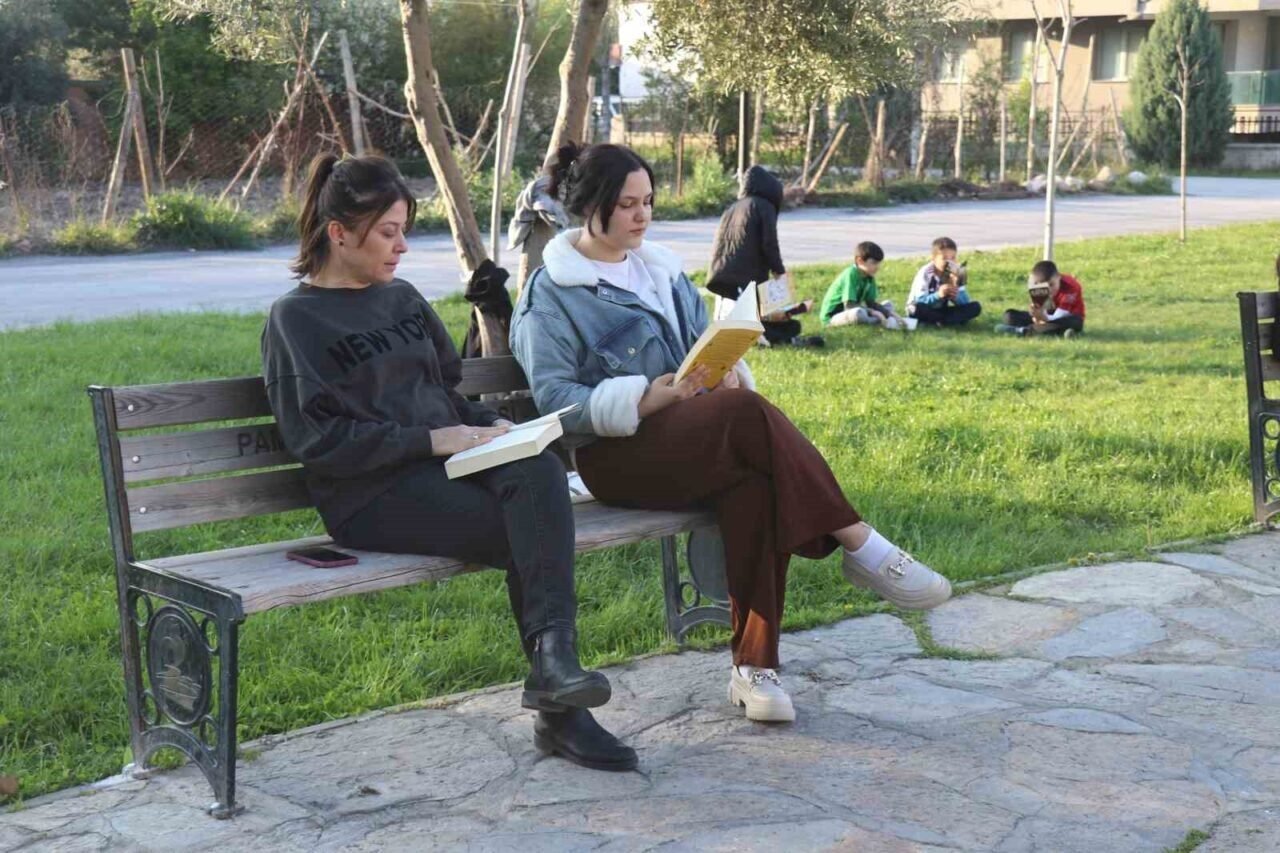 Mahalleli kitap okusun diye muhtarlığı kütüphaneye çevirdi