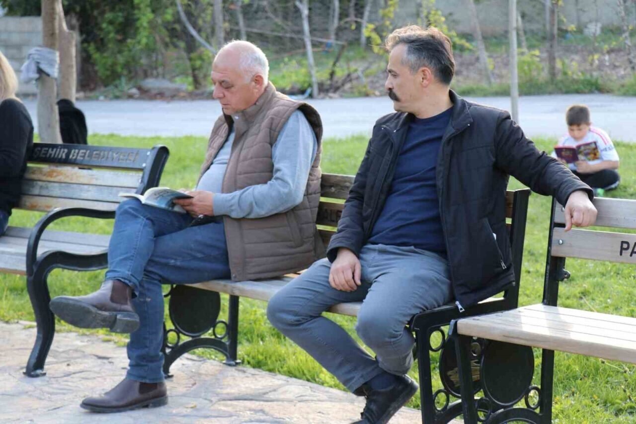 Mahalleli kitap okusun diye muhtarlığı kütüphaneye çevirdi