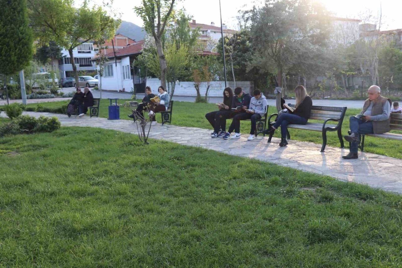 Mahalleli kitap okusun diye muhtarlığı kütüphaneye çevirdi