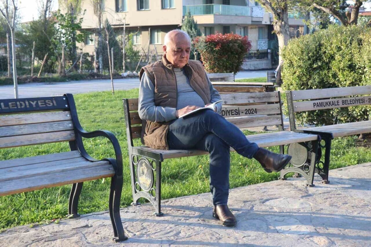 Mahalleli kitap okusun diye muhtarlığı kütüphaneye çevirdi