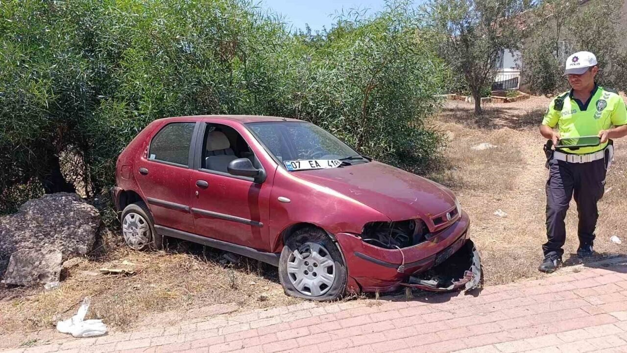 Manavgat’ta direğe çarpan otomobil sürücüsü yaralandı