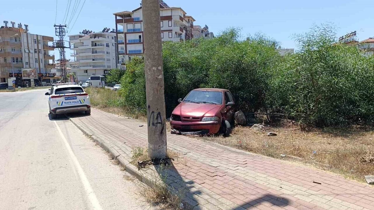 Manavgat’ta direğe çarpan otomobil sürücüsü yaralandı