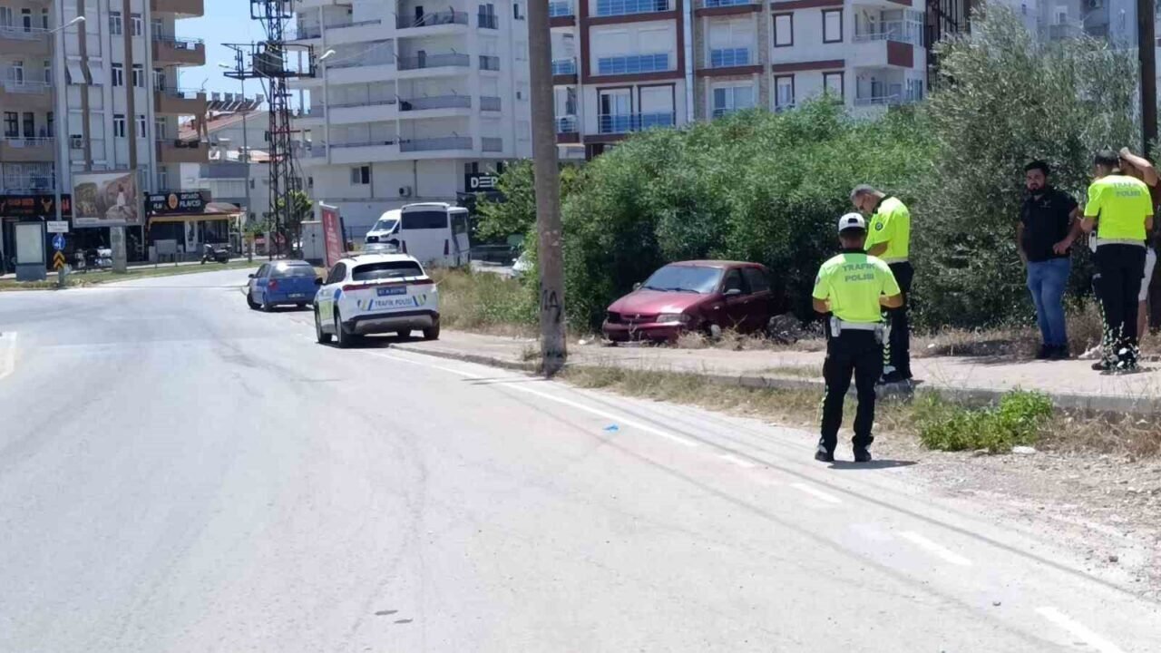 Manavgat’ta direğe çarpan otomobil sürücüsü yaralandı Manavgat’ta direğe çarpan otomobil sürücüsü yaralandı