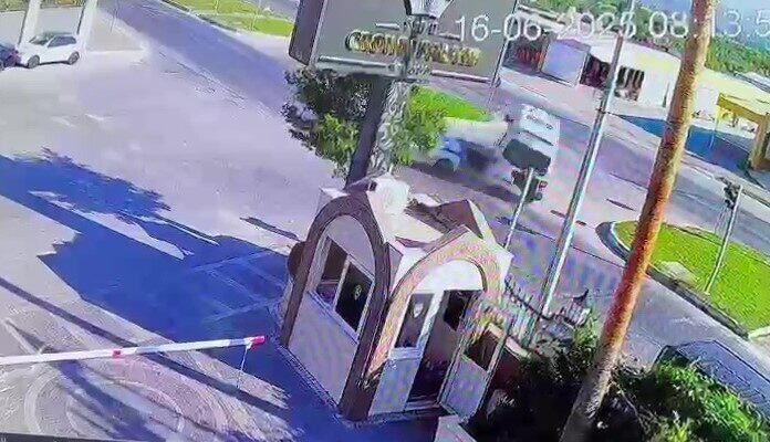 Manavgat’ta otomobil tur aracına çarptı: 5 yaralı