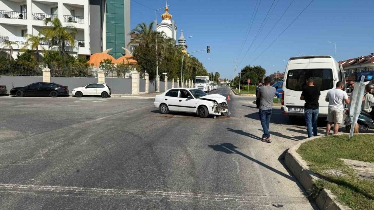 Manavgat’ta otomobil tur aracına çarptı: 5 yaralı