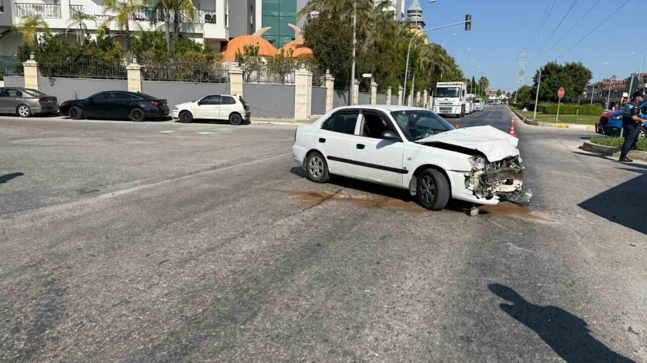 Manavgat’ta otomobil tur aracına çarptı: 5 yaralı
