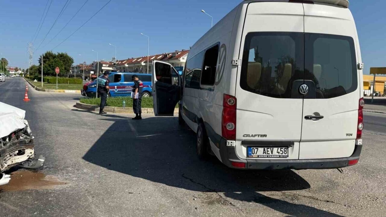 Manavgat’ta otomobil tur aracına çarptı: 5 yaralı