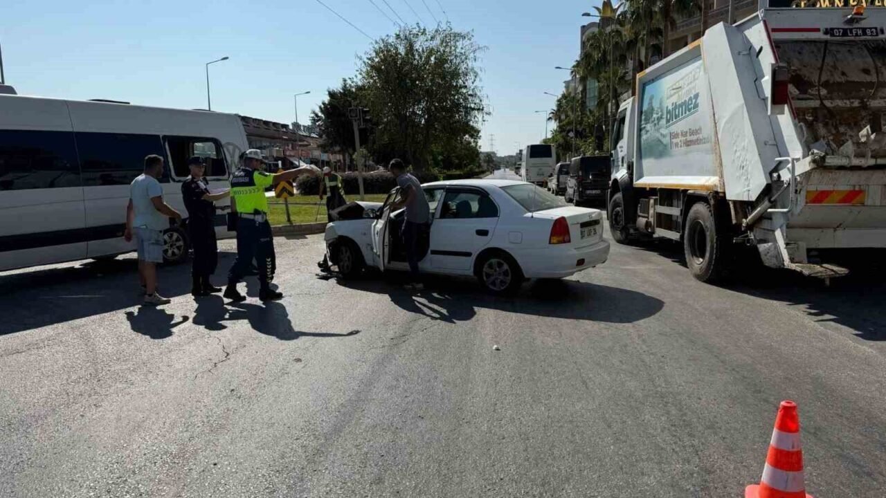 Manavgat’ta otomobil tur aracına çarptı: 5 yaralı