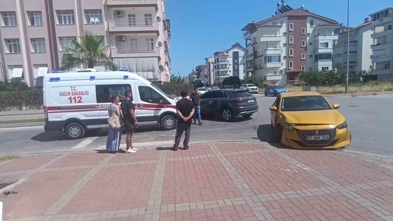 Manavgat’ta otomobiller çarpıştı: 2 yaralı