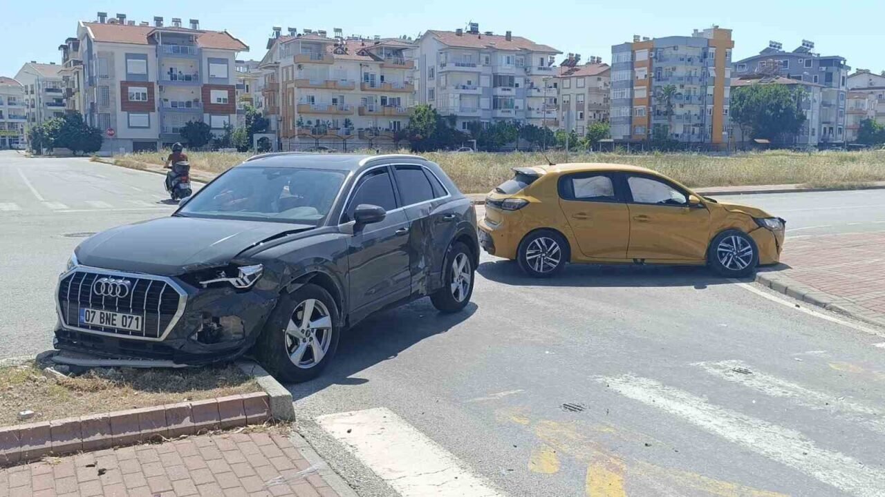Manavgat’ta otomobiller çarpıştı: 2 yaralı
