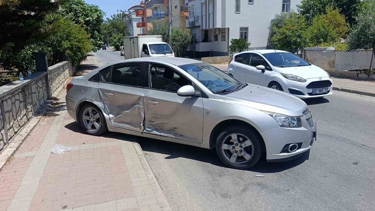 Manavgat’ta ticari araç ile otomobil çarpıştı: 1 yaralı