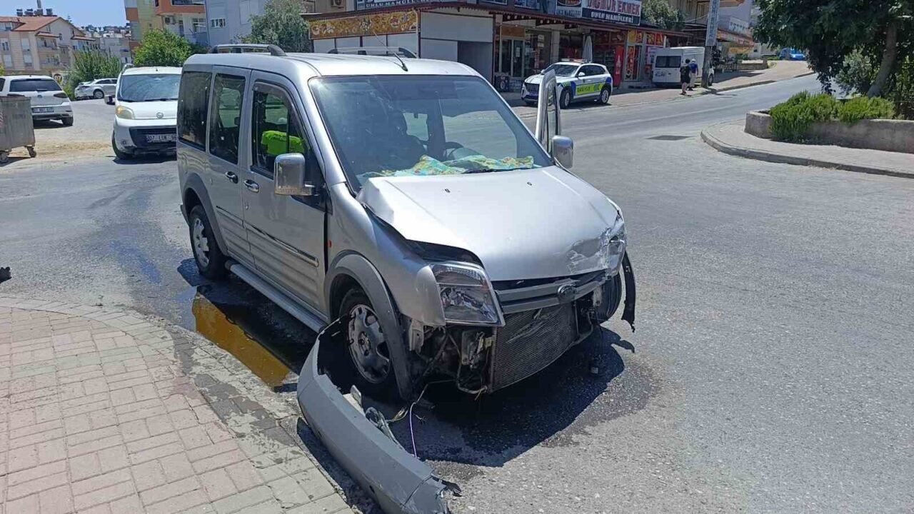 Manavgat’ta ticari araç ile otomobil çarpıştı: 1 yaralı