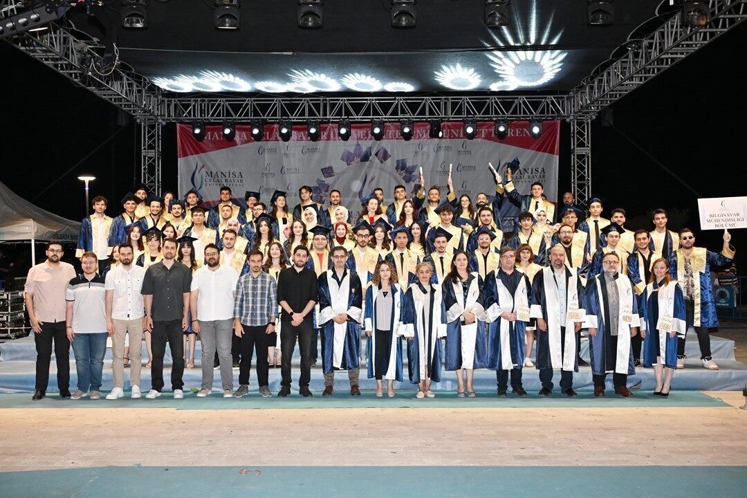 Manisa Celal Bayar Üniversitesi 824 mühendis mezun etti